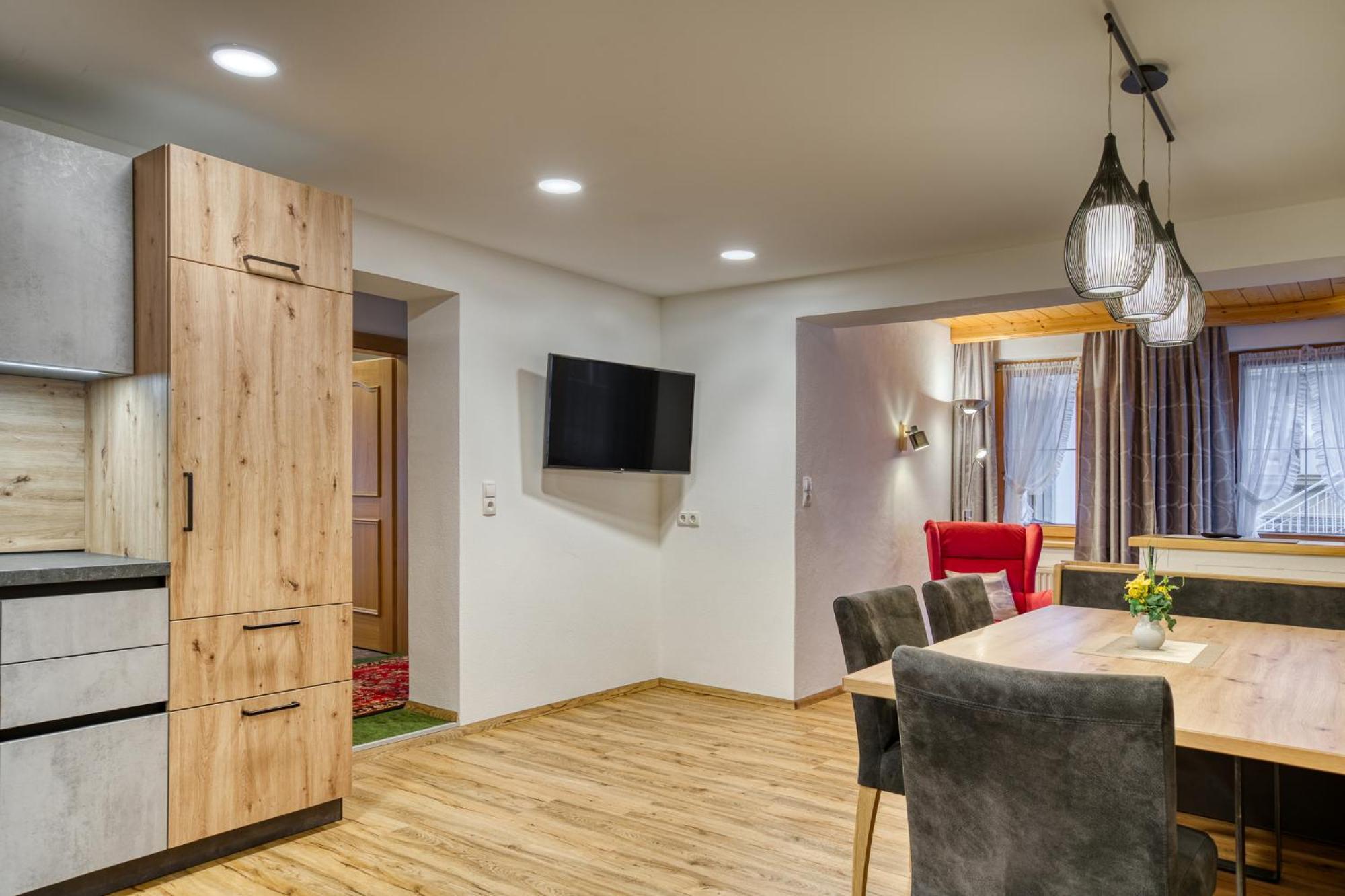 Alpenrose Tux Apartment Ngoại thất bức ảnh